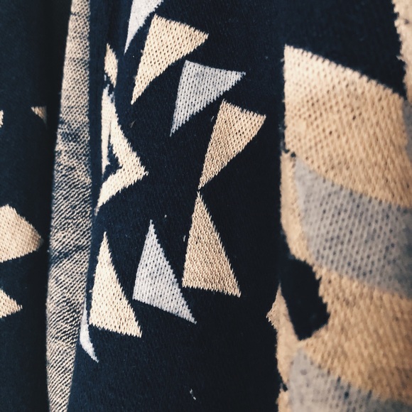 Aztec Patterned Open Front Poncho - Picture 3 of 4